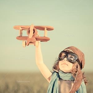 تصویر با کیفیت بچه خوشگل با هواپیما چوبی